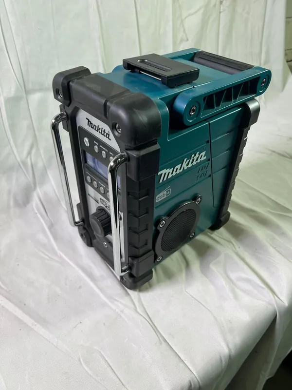 Makita DMR 110 N Akku Baustellenradio 12 V / 14,4 V / 18 V DAB / DAB+ FM IP64 Solo - ohne Akku, ohne Ladegerät - Reparaturgerät Mega-Angebot
